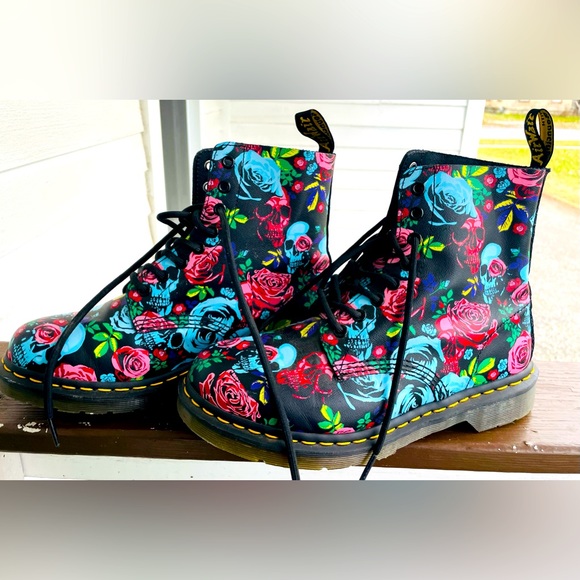 Dr. Martens Shoes - RARE Size 9  (US) Classic Dr. Martens